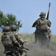 militari rusi ataca pe motociclete