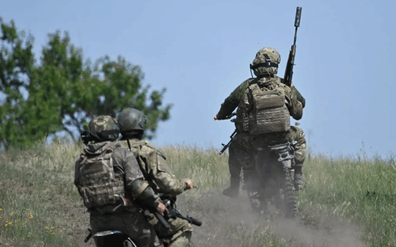 militari rusi ataca pe motociclete