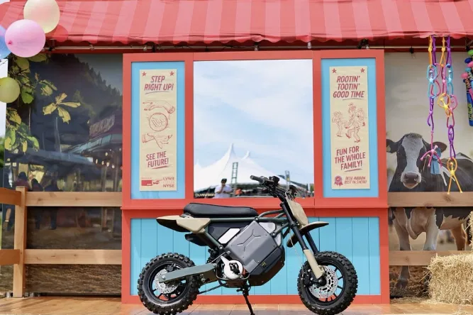 motocicleta electrica de off-road fotografiata in fata unei case cu aspect japonex
