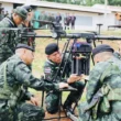 militari thailandezi alaturi de o drona grea