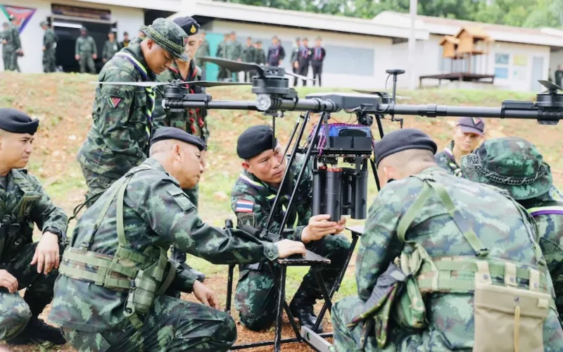 militari thailandezi alaturi de o drona grea