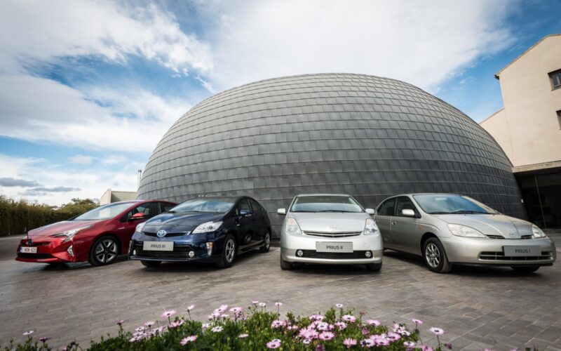 toate cele 4 generatii ale modelului hibrid toyota prius intr-o singura imagine