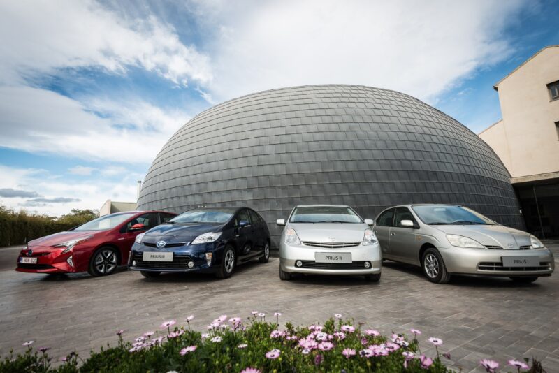 toate cele 4 generatii ale modelului hibrid toyota prius intr-o singura imagine