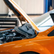 un tehnician verifica un automobil