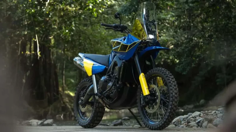 motocicleta advendure custom in padure de culoare albastra