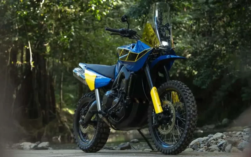 motocicleta advendure custom in padure de culoare albastra
