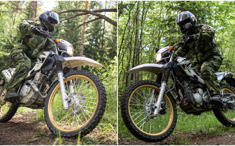 militar suedez pe o motocicleta de teren yamaha