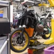 imagine cu o motocicleta pe linia de productie