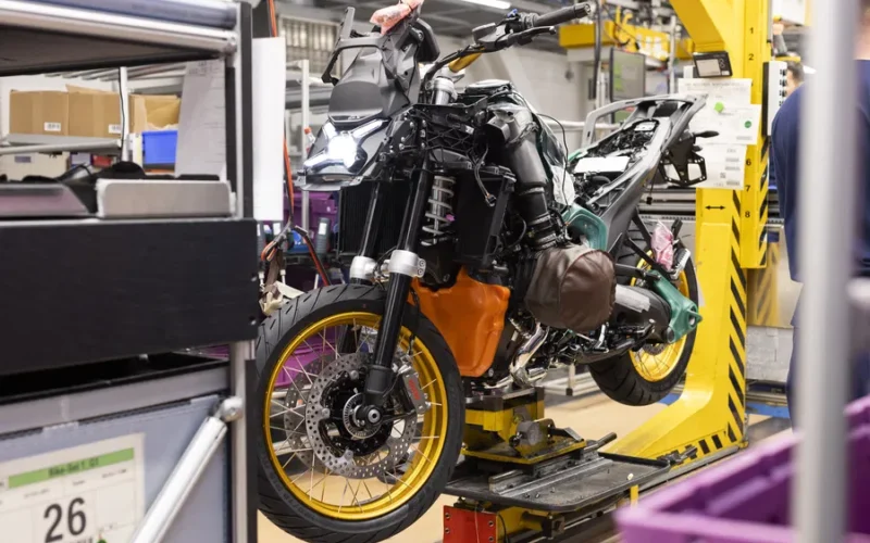 imagine cu o motocicleta pe linia de productie