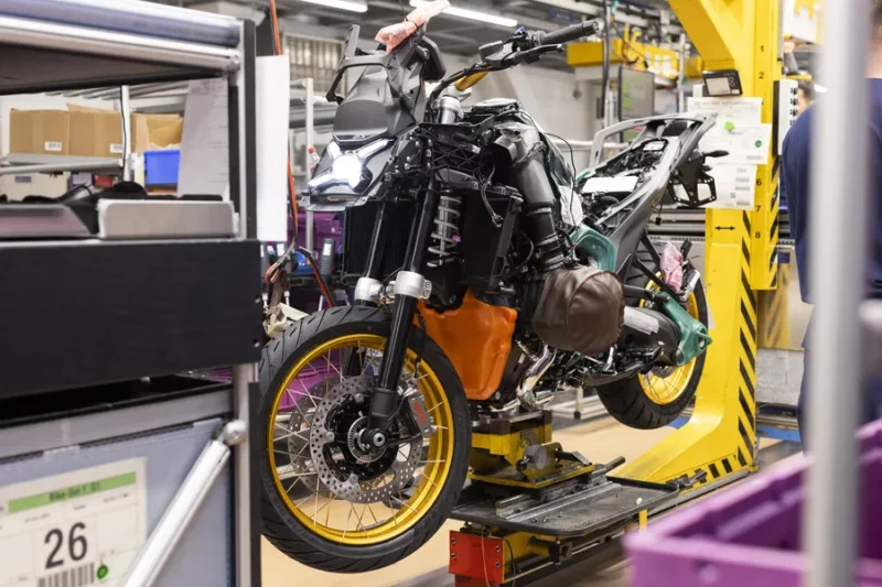 imagine cu o motocicleta pe linia de productie