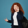 o femeie vorbeste la telefon