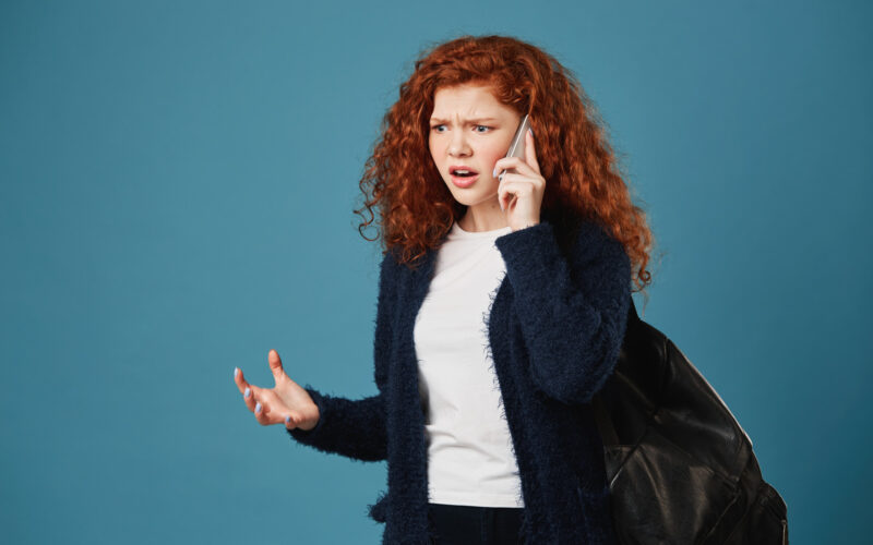 o femeie vorbeste la telefon