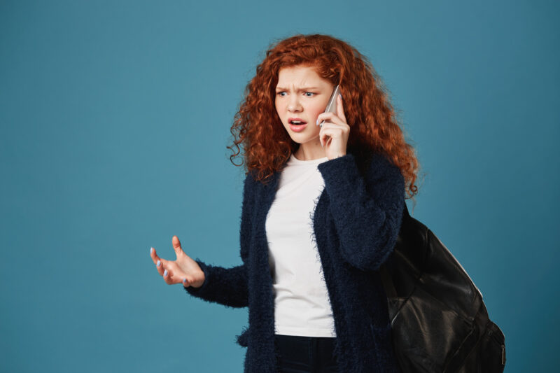 o femeie vorbeste la telefon