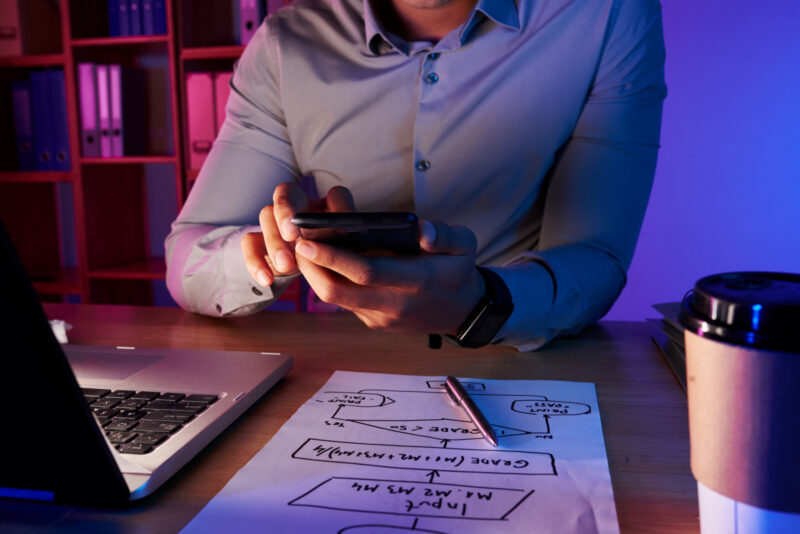 un fondator de startup foloseste telefonul