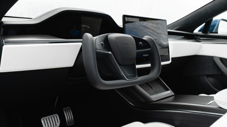 „Steering yoke” al Tesla