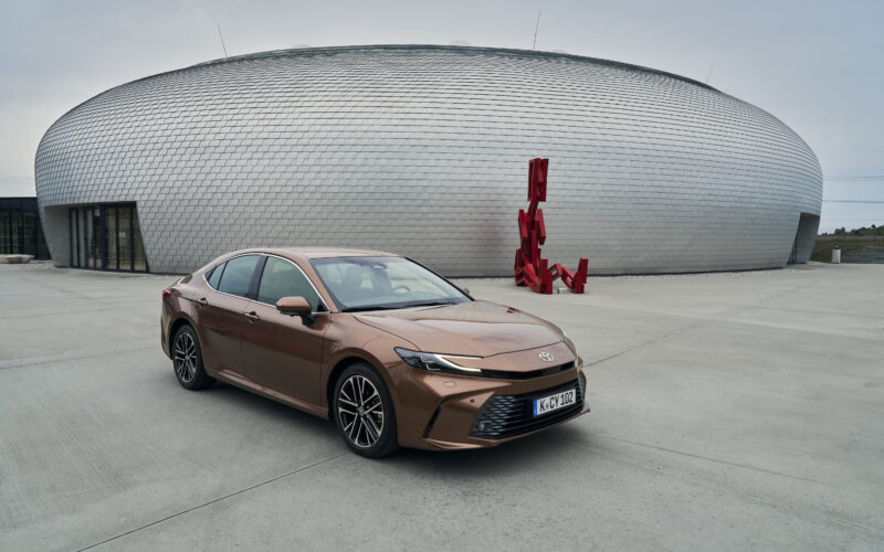 Sedanul hibrid Toyota Camry