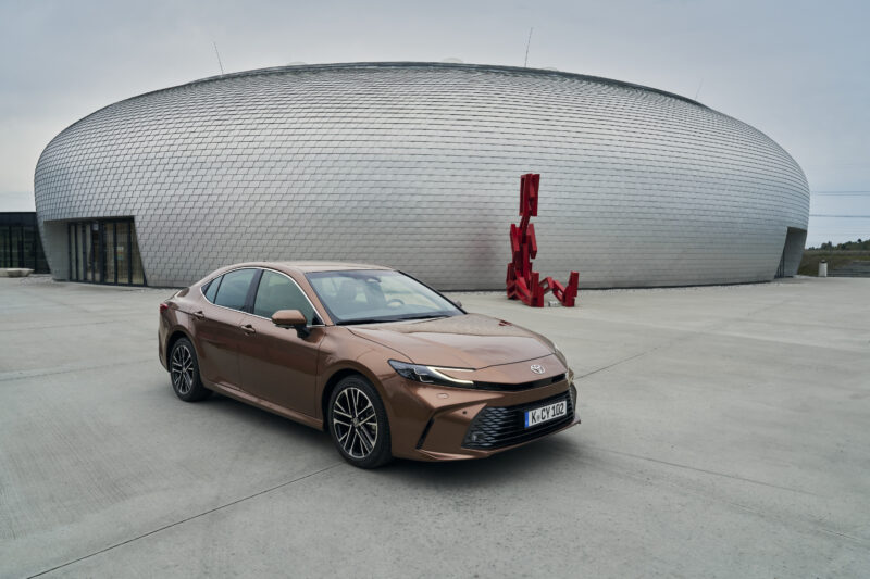 Sedanul hibrid Toyota Camry