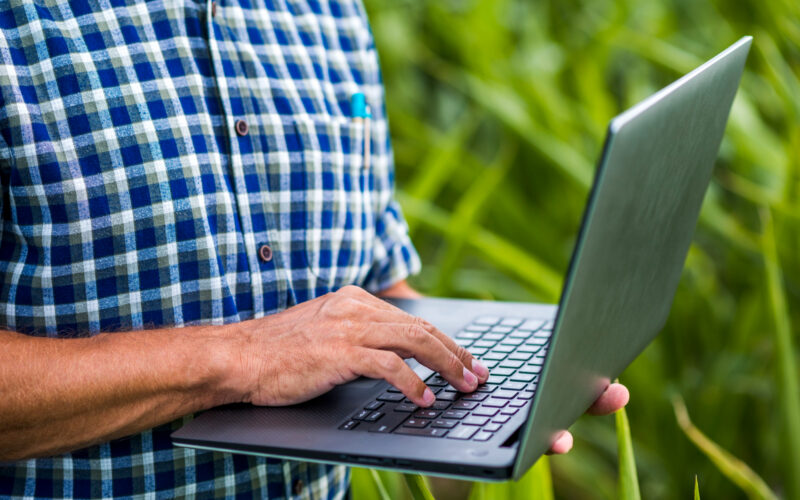un fermier foloseste un laptop