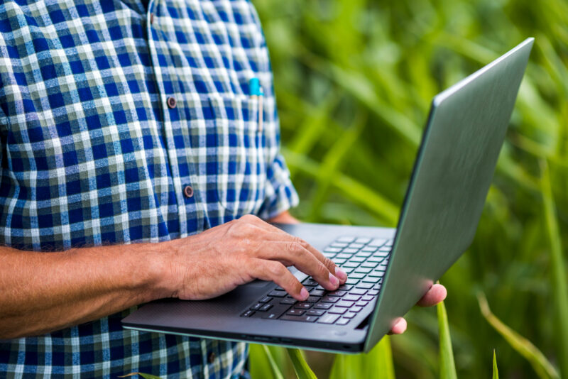 un fermier foloseste un laptop