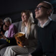 oameni vad un film la cinema