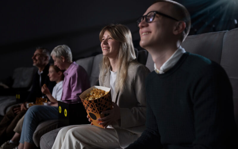oameni vad un film la cinema