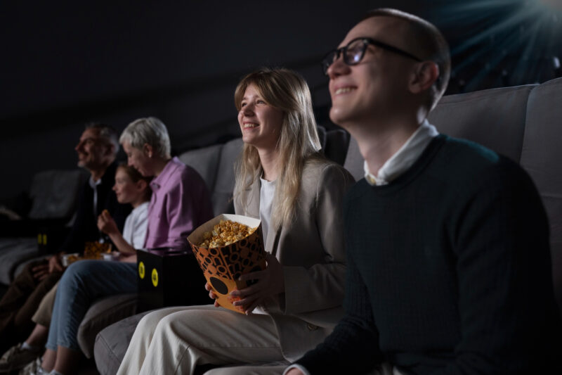 oameni vad un film la cinema