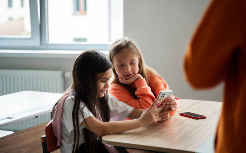 o eleva foloseste un telefon mobil la scoala