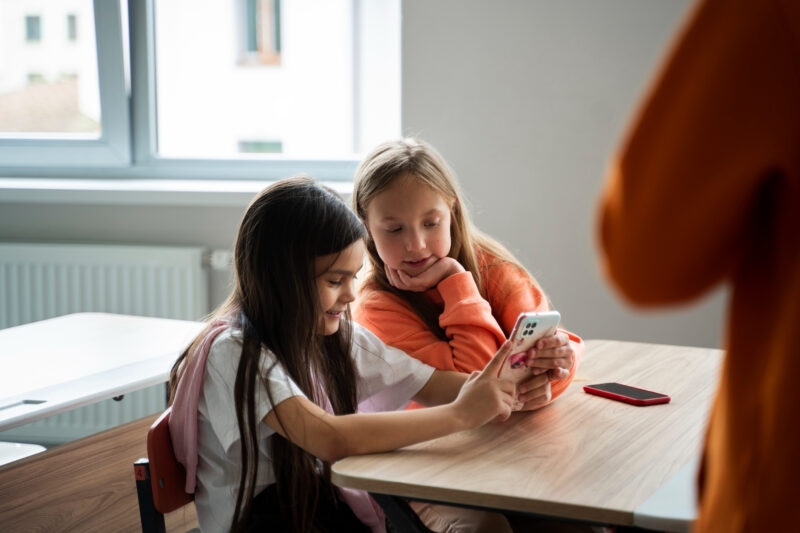 o eleva foloseste un telefon mobil la scoala