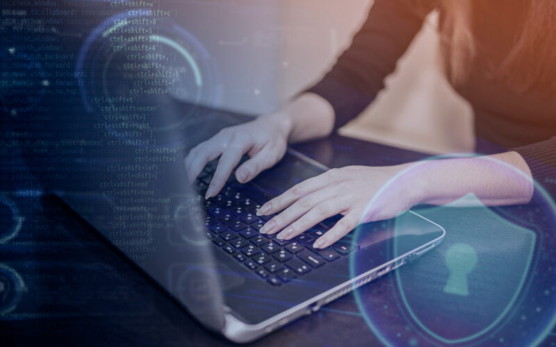 o femeie foloseste un laptop cu comunicatii securizate