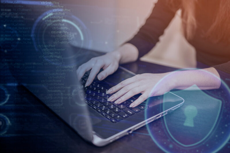 o femeie foloseste un laptop cu comunicatii securizate
