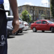 Reprezentant al Companiei Parking într-o parcare din centrul Bucureștiului