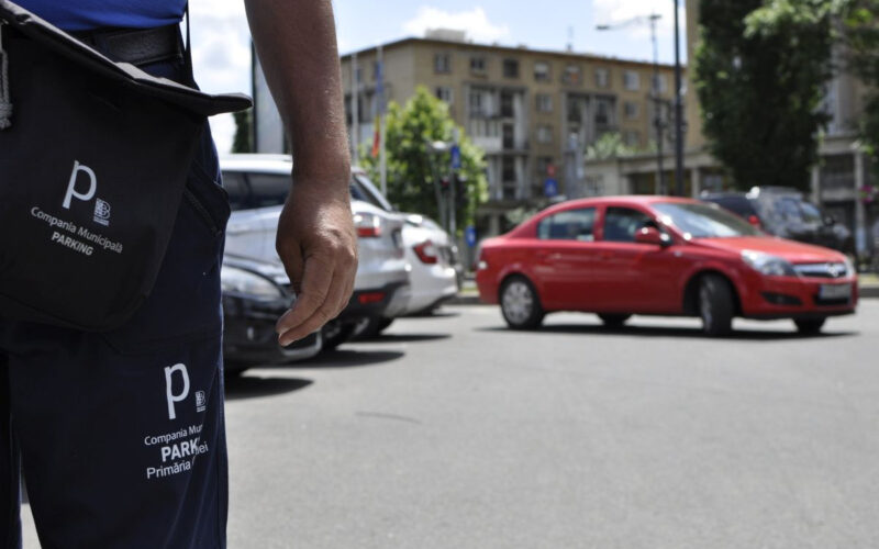Reprezentant al Companiei Parking într-o parcare din centrul Bucureștiului