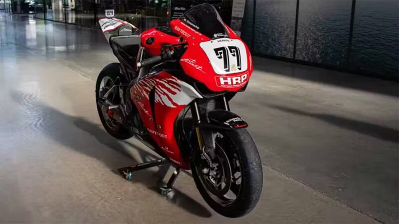 motocicleta super sport de culoare rosie fotografiata intr-o hala