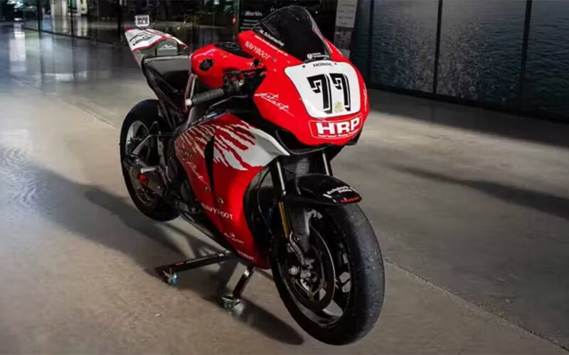 motocicleta super sport de culoare rosie fotografiata intr-o hala