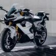 motocicleta super sport cfmoto, fotografiata cu un zid gri in fundal