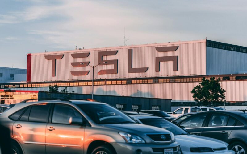 .Tesla a fost condamnată de un juriu din Florida să plătească daune în valoare de 242.5 de milioane de dolari în urma unui accident provocat de sistemul Autopilot, un precedent pentru procesele împotriva Tesla legate de acest sistem