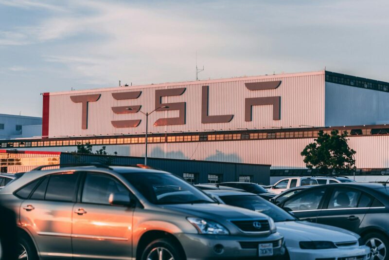 .Tesla a fost condamnată de un juriu din Florida să plătească daune în valoare de 242.5 de milioane de dolari în urma unui accident provocat de sistemul Autopilot, un precedent pentru procesele împotriva Tesla legate de acest sistem