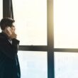 un barbat care vorbeste la telefon