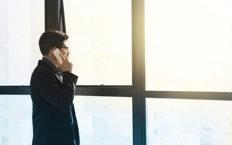 un barbat care vorbeste la telefon