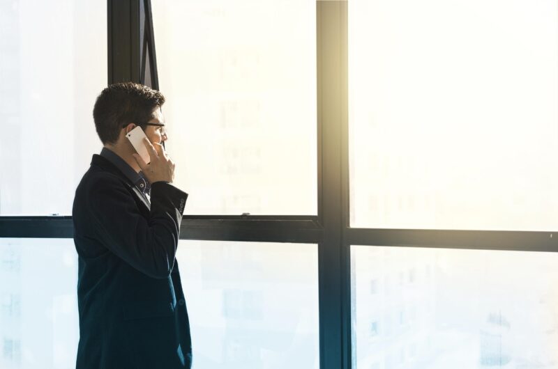 un barbat care vorbeste la telefon