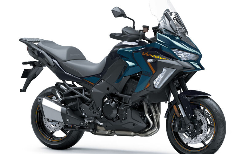 motocicleta sport touring de la kawasaki de culoare albastra