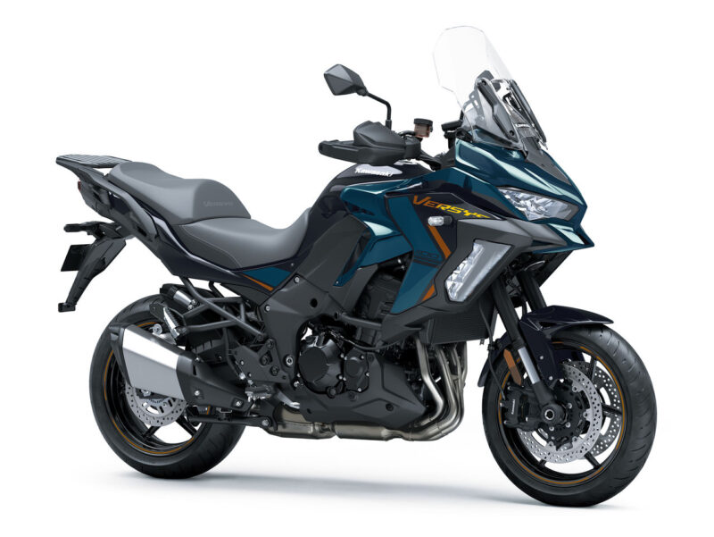 motocicleta sport touring de la kawasaki de culoare albastra