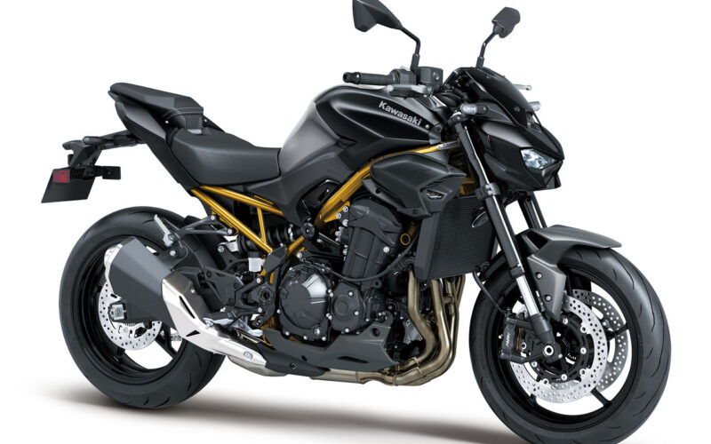 motocicleta neagra kawasaki