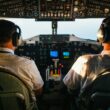 doi piloti la bordul unui avion comercial