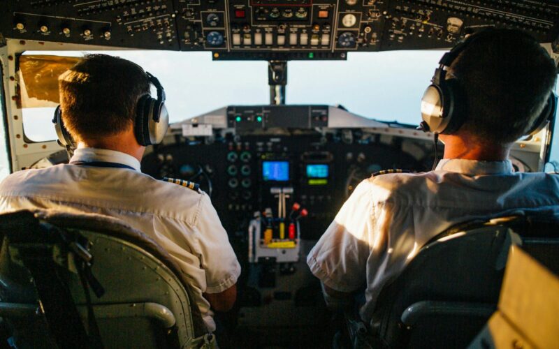 doi piloti la bordul unui avion comercial