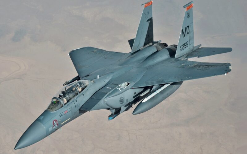 avion f-15e strike eagle in zbor