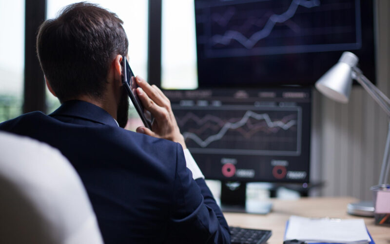 un investitor se uita la ecrane