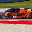 masina super sport portocalie ktm pe circuit