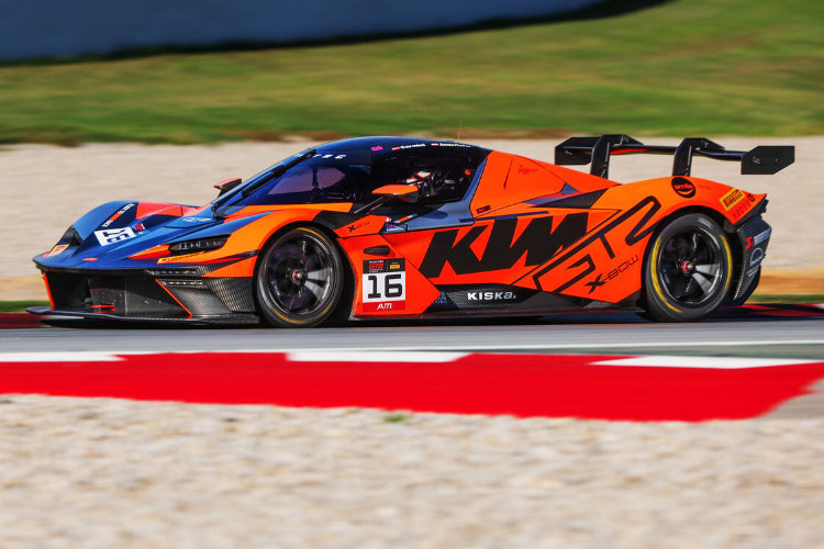 masina super sport portocalie ktm pe circuit