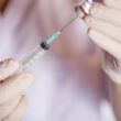 o asistenta medicala pregateste o injectie